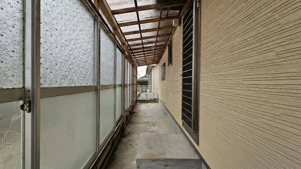 雨天時も活用できる屋根付きストックヤード