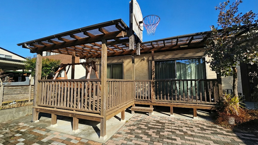 屋根付きで開放感を楽しめる広々ウッドデッキ