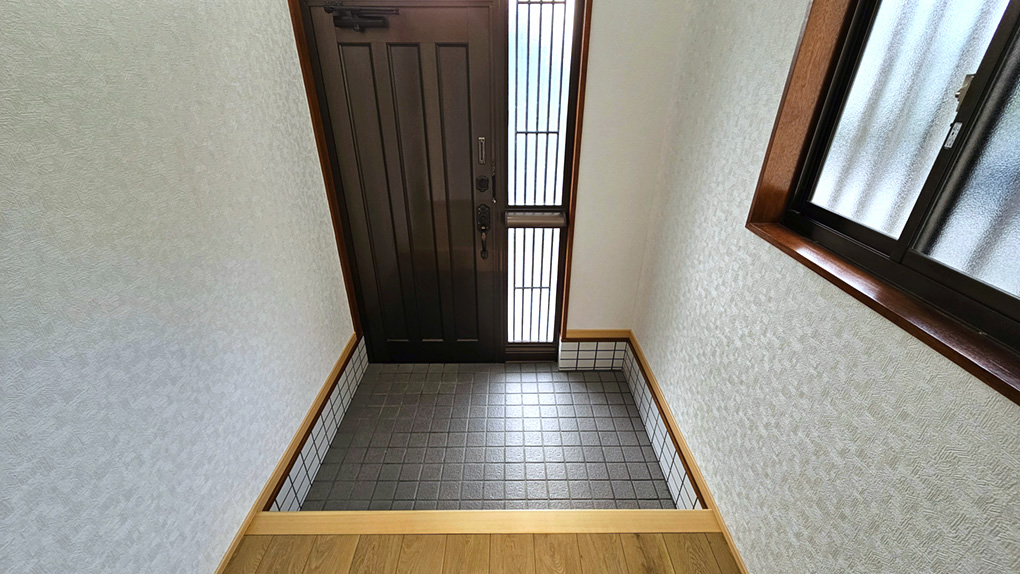 ゆとりある玄関スペースで、家族並んでの靴の脱ぎ履きも快適です。