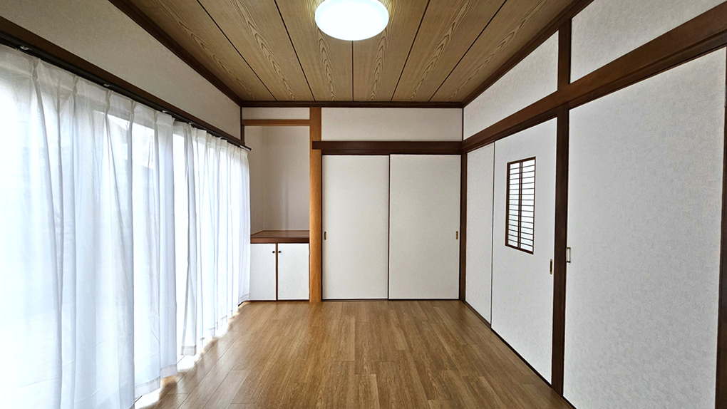 1階洋室は客間や在宅ワークなど、多用途に活用しやすい空間です。