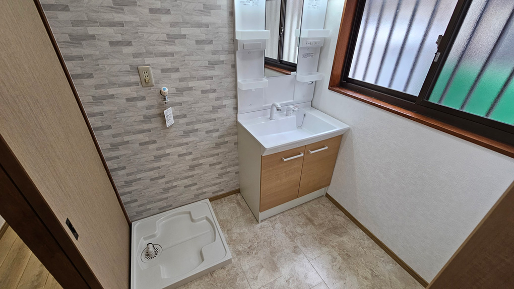 洗面室には窓を確保し、朝の支度時間も快適な空気感で使えます。