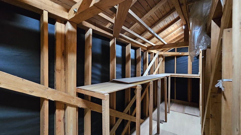 小屋裏収納付きで、季節用品も住空間を圧迫せず保管できます。