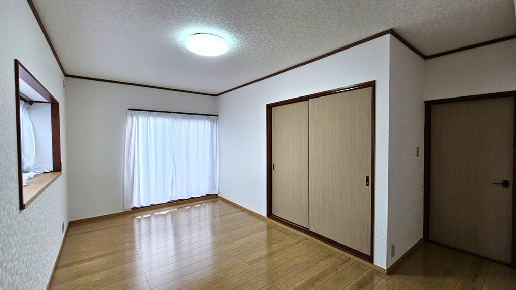 主寝室には大型収納を備え、衣類や寝具もすっきり片付きます。