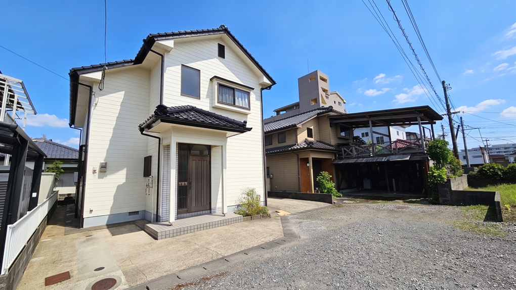 前面にゆとりある配置で、車の出入りも落ち着いて行えます。