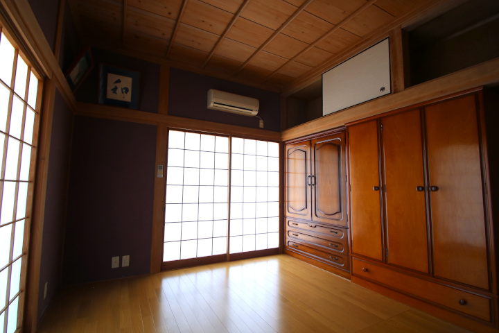和室を洋室に改装した北東角部屋。