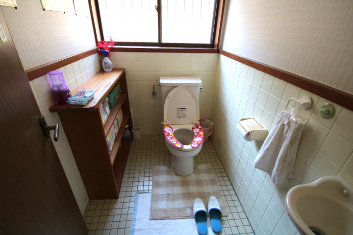 トイレも床と壁をタイルで仕上げており、ゆったりした空間に手洗い場も付いています。