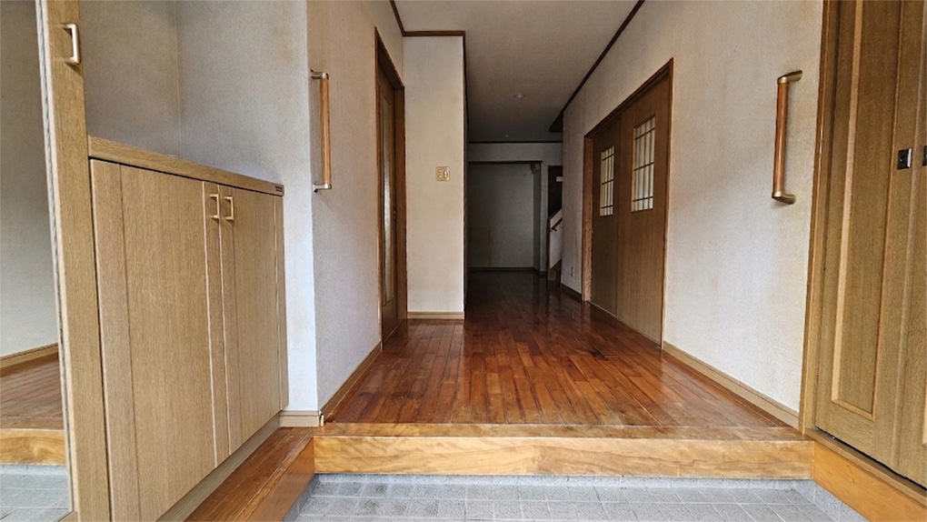 奥行きある玄関ホールが住まいの質感を高めます