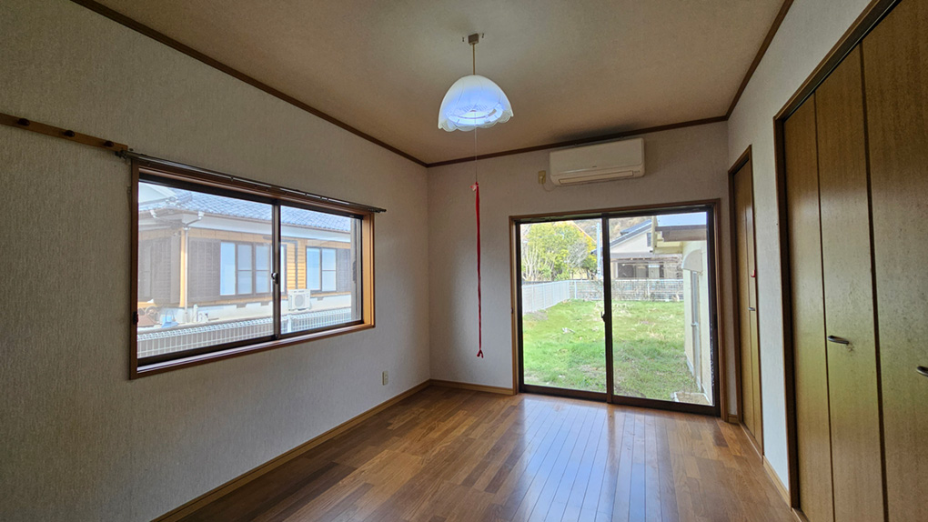 庭とつながる洋室で採光・通風ともに良好です