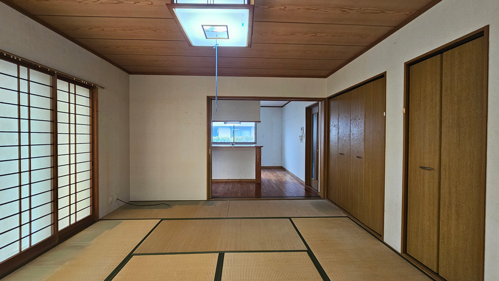 木質感のある内装が落ち着いた空間を形成しています