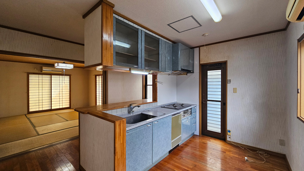 対面キッチンから和室まで見渡せる一体感のある空間設計