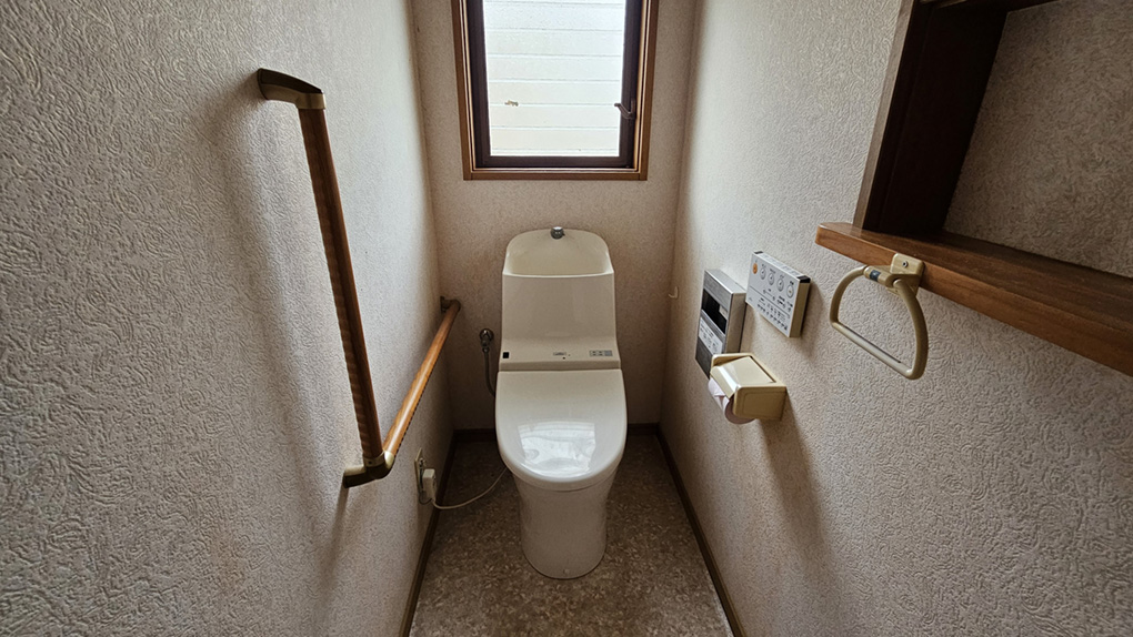 トイレは手すり付きで将来を見据えた配慮がされています