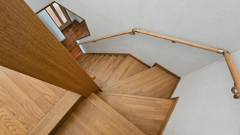 安全性と日常の上り下りのしやすさに配慮された階段