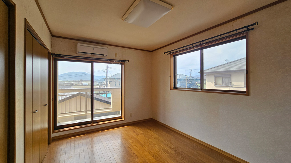 バルコニーに面した洋室は、自然光が入る明るい居住空間