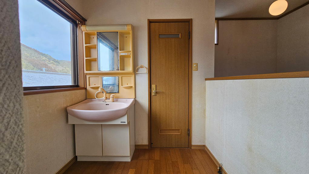 朝の身支度や就寝前の動線を分散できる実用的な洗面台