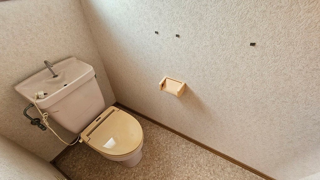 トイレはシンプルな構成ながら窓付きで換気性に優れています