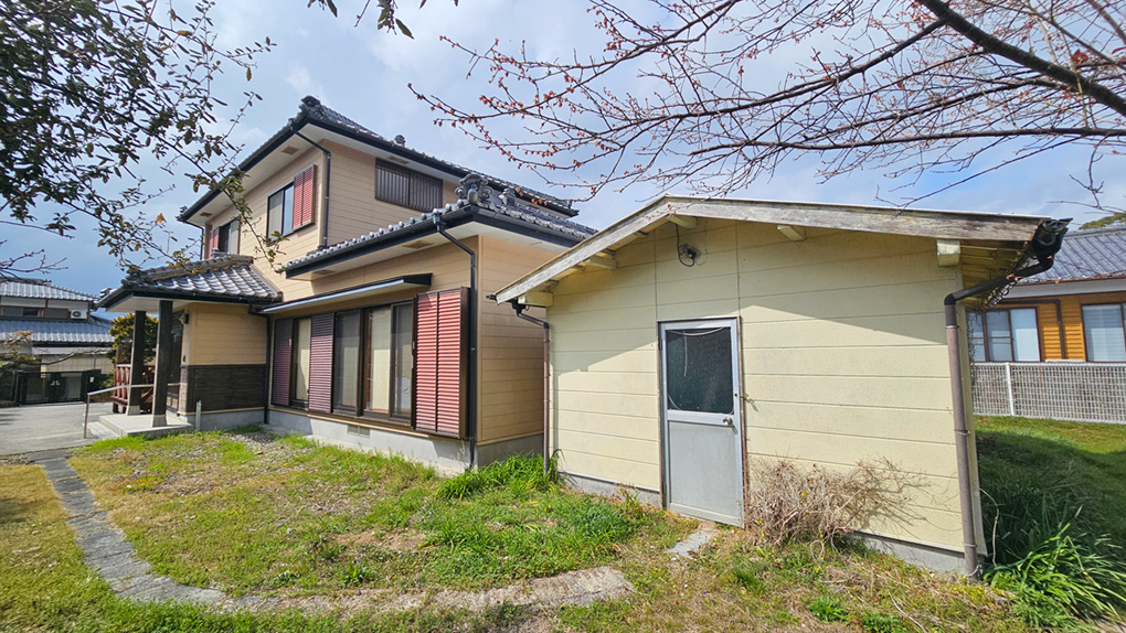 付属建物を備えており、収納や趣味空間として多用途に活用可