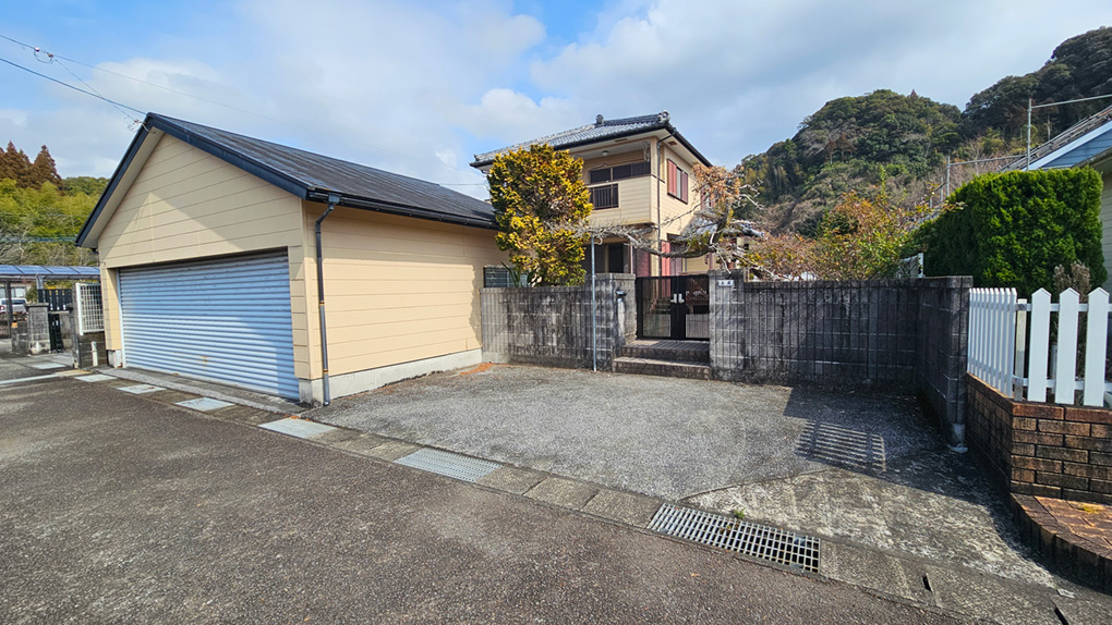 ゆとりある間口とアプローチで、車の出入りや来客対応もスムーズ