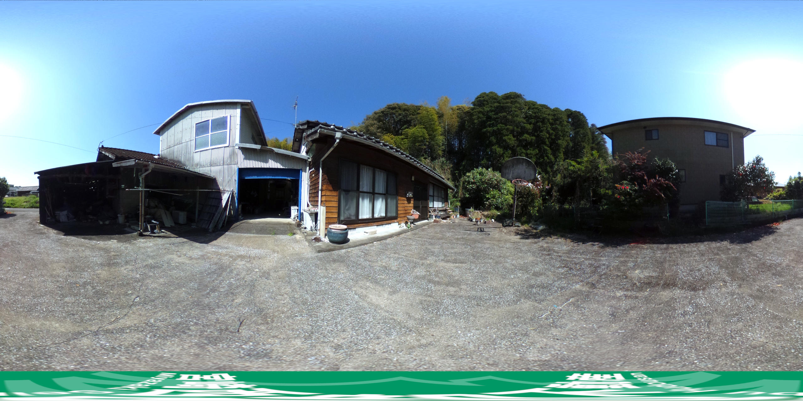 【敷地内①】360度パノラマビュー。マウスやタッチ操作で全方位を自由に見渡せます。