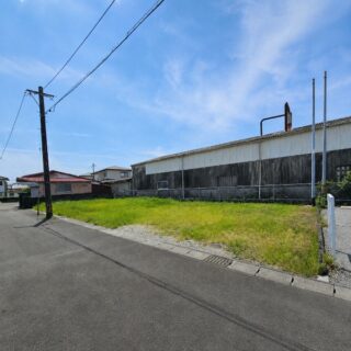 周辺との位置関係が分かる配置図。住宅と大きな建物が混在する環境です。