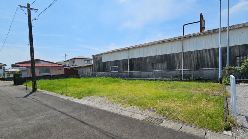 道路側へ大きく開いた敷地。横に広がる家づくりを想像しやすい宅地です。