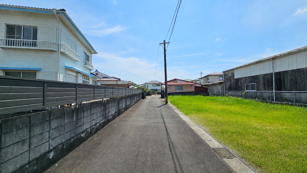 前面道路から見た敷地。車の出入りや玄関位置を考える参考になります。