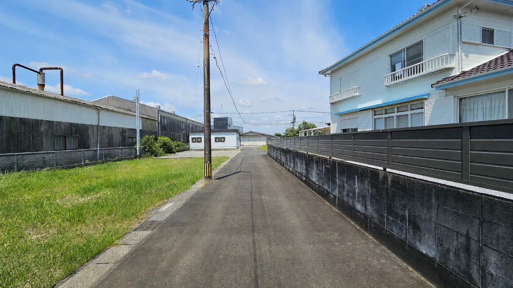 道路を反対方向から確認。日々の車移動を現地でイメージしたいポイントです。