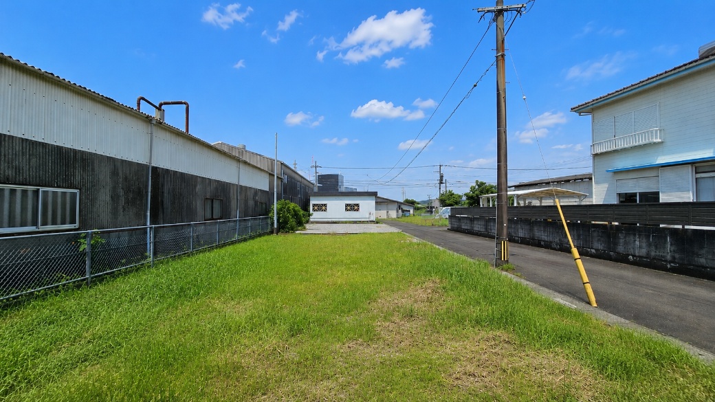 敷地内から見ると横への広がりがより明確。建物配置の発想が膨らみます。