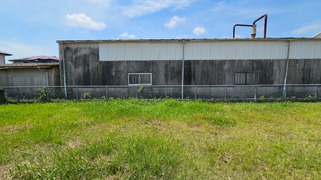 南側には建物が隣接。採光や窓位置を考えるうえで大切なポイントです。