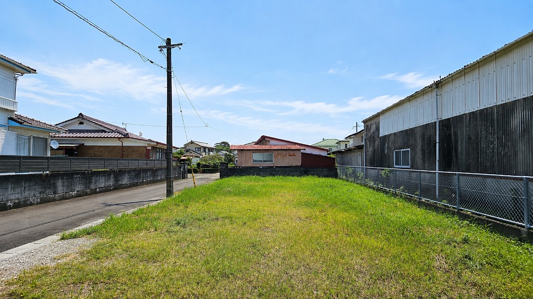 道路側から奥行きを確認。間口とのバランスをつかむと家づくりが具体化します。