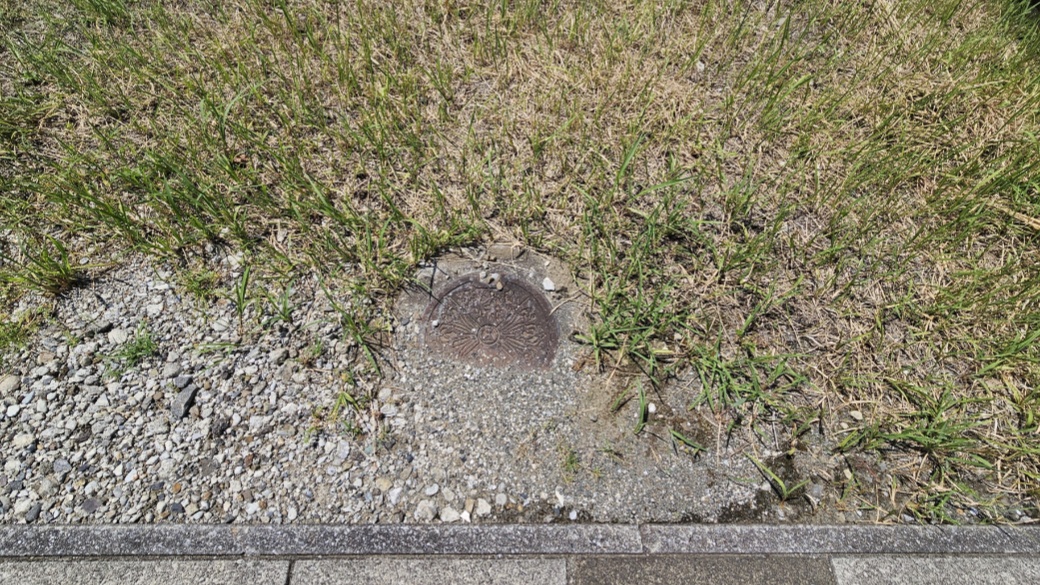 敷地前面の汚水桝。上水道は売主様にて引き込みます。