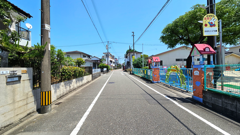 遠くまで見渡せる直線道路です。