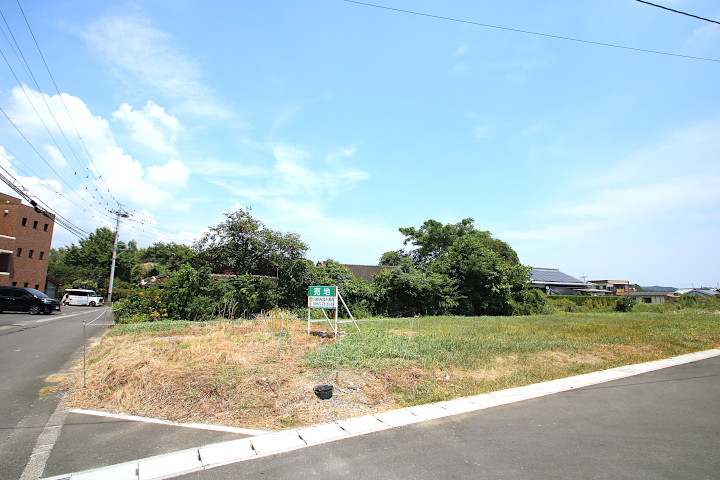 綾町のスポーツ施設「綾てるはドーム」近くの新築用地（A号地）です。