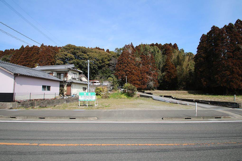 南向きの道路に面しており、明るく心地よい時間を過ごすことができます。