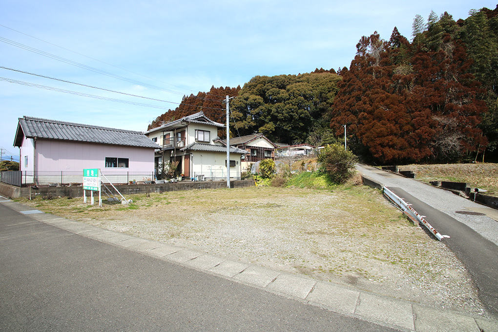 全面の歩道には側溝があるのでは排水管の工事もスムーズに行えます。