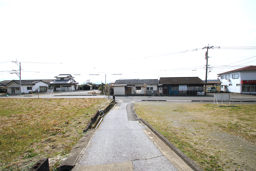 東側は建築基準法の道路ではないのでセットバックは不要です。