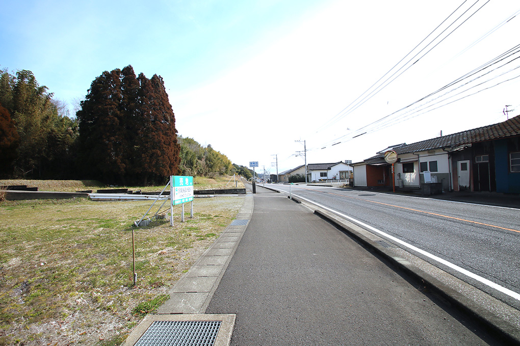 見通しの良い直線道路です。