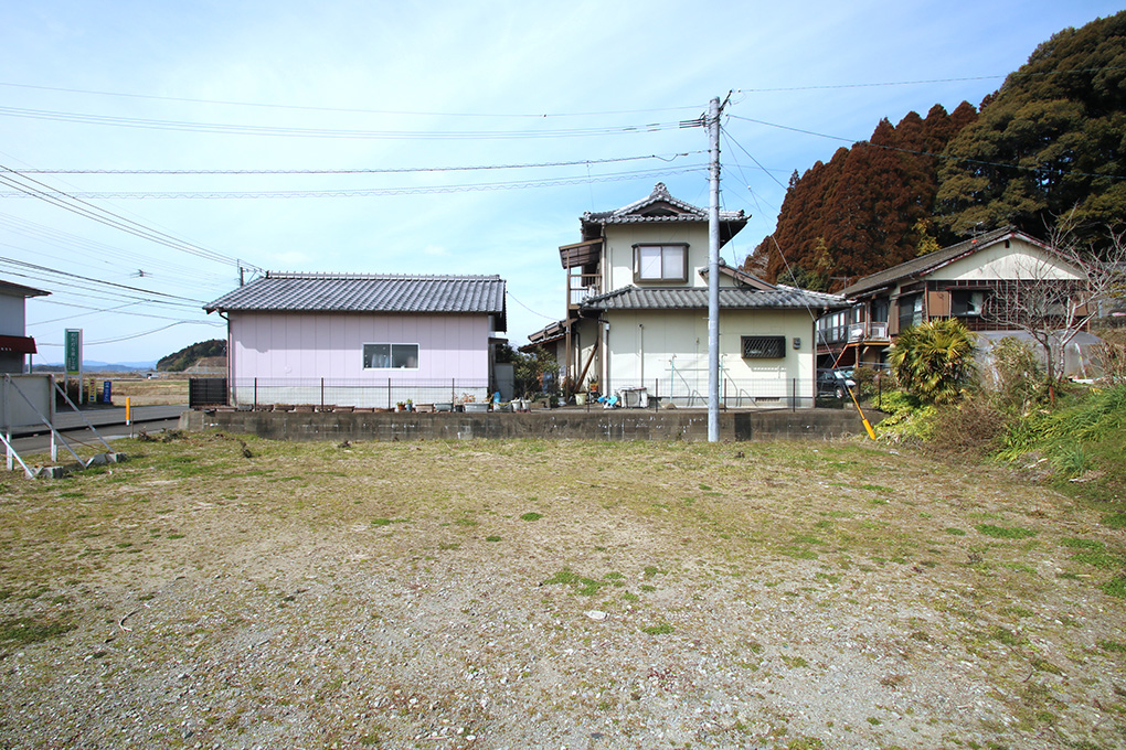 隣接する建物も目線が気にならないように窓が配置されています。