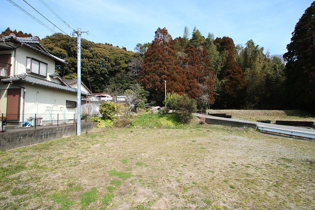 北側の奥は山になっていますが、土砂災害警戒区域ではありません。