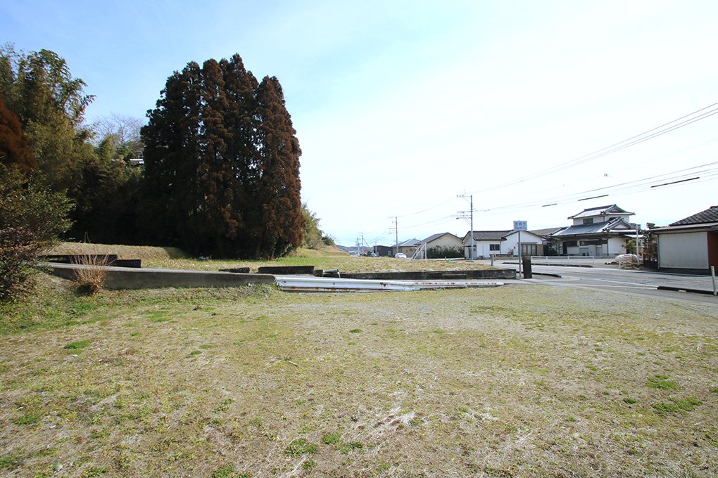 東側の道路向かいも建物が無いので日当たり良好です。