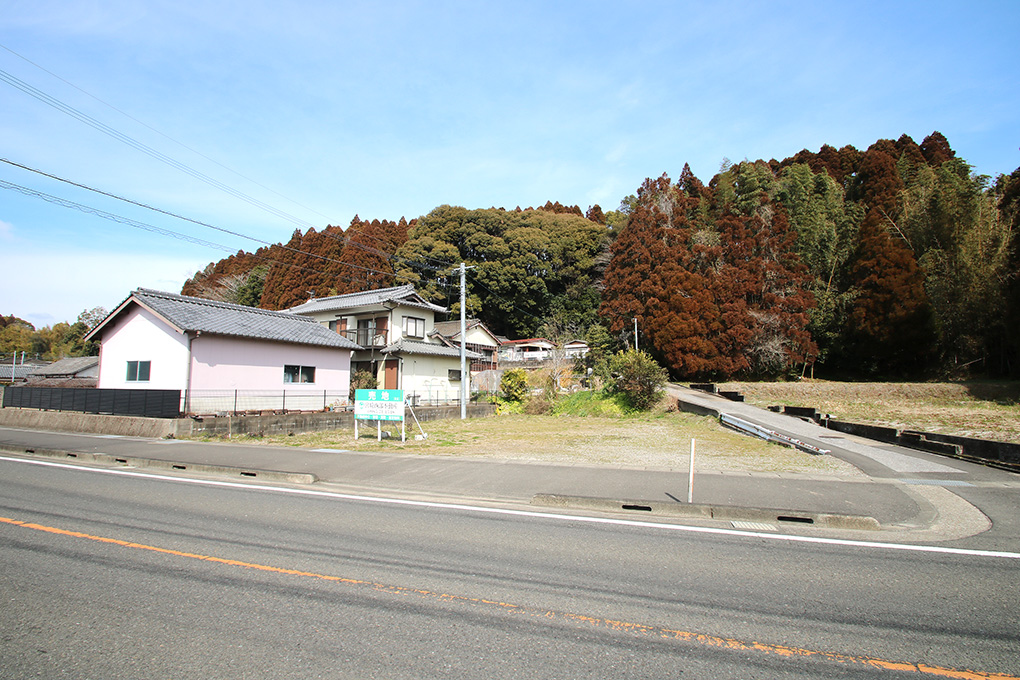 宮崎須木線(県道)沿い、国富町と宮崎市との境にある住宅用地です。