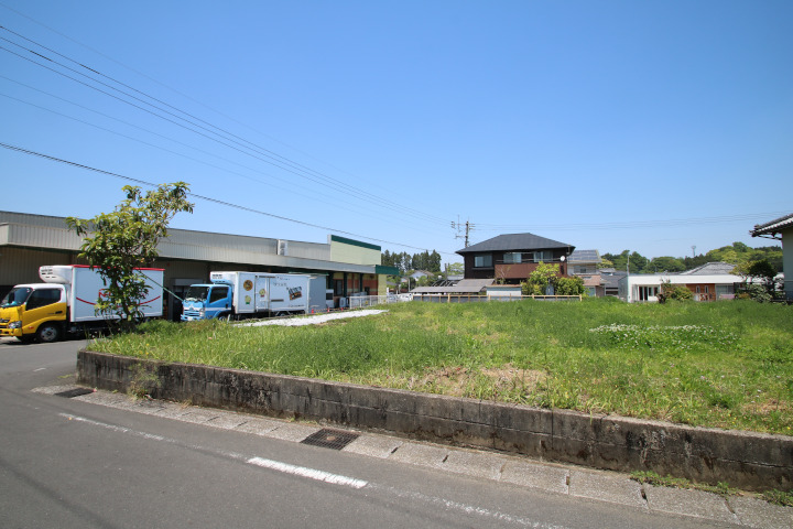 西側の道路向かいにはスーパーマーケットのサンリッチがあります。