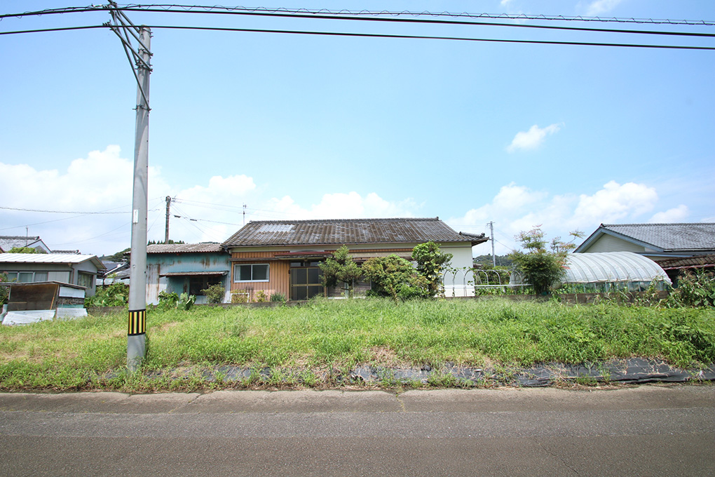 現況は畑ですが、道路よりも小高くなっているので盛土などは不要です。