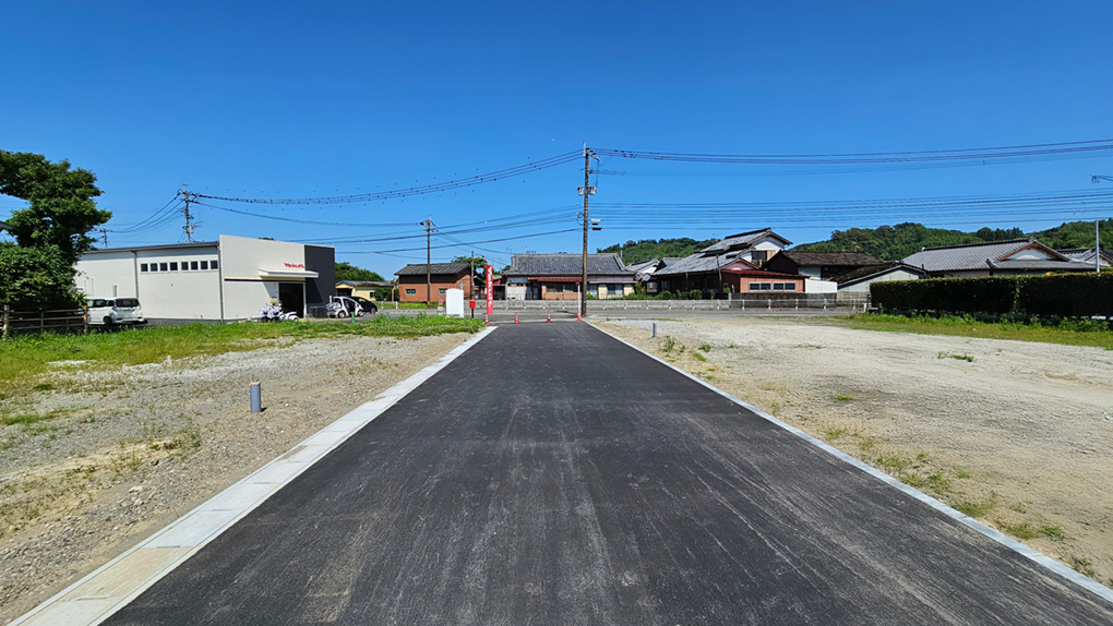 分譲地から県道へ続く舗装済み私道。車の出入りも安心でスムーズです。