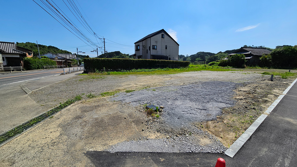 東側にはゆとりある空間が広がり、庭や駐車場の配置に柔軟性を持たせられます。