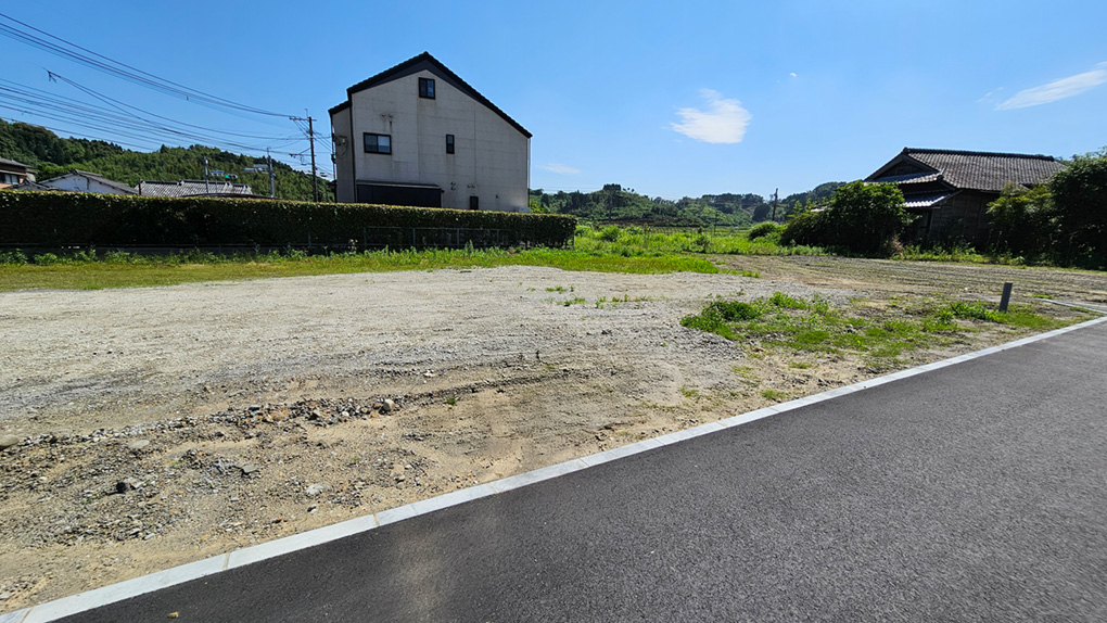東西に隣接地があるため、プライバシーを確保しつつ開放感のある設計が可能です。