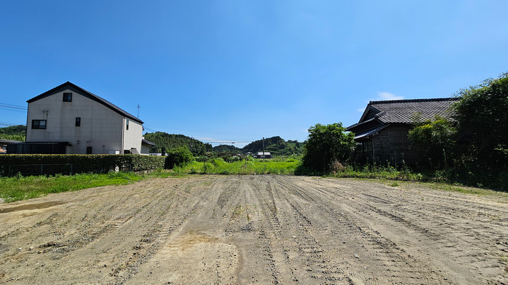南方向を望む広々とした敷地。奥にはのどかな田園風景が広がります。