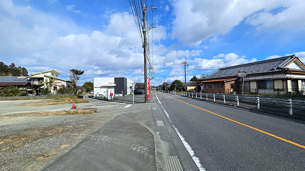 県道沿いにあり、宮崎駅まで車で約25分というアクセスの良さ。