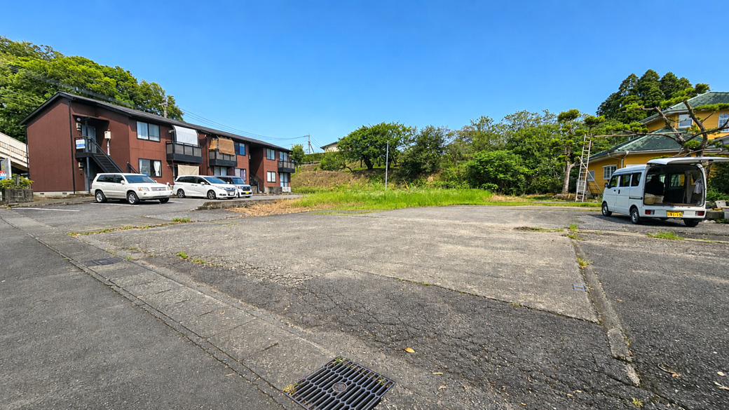 国富町本庄の約166坪、道路沿いの開放感が伝わる現地全景です。