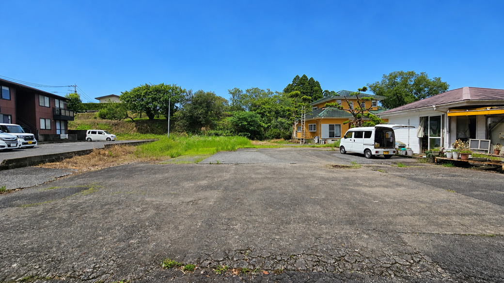 広い敷地と緑の背景がゆとりある土地活用をしっかり感じさせます。