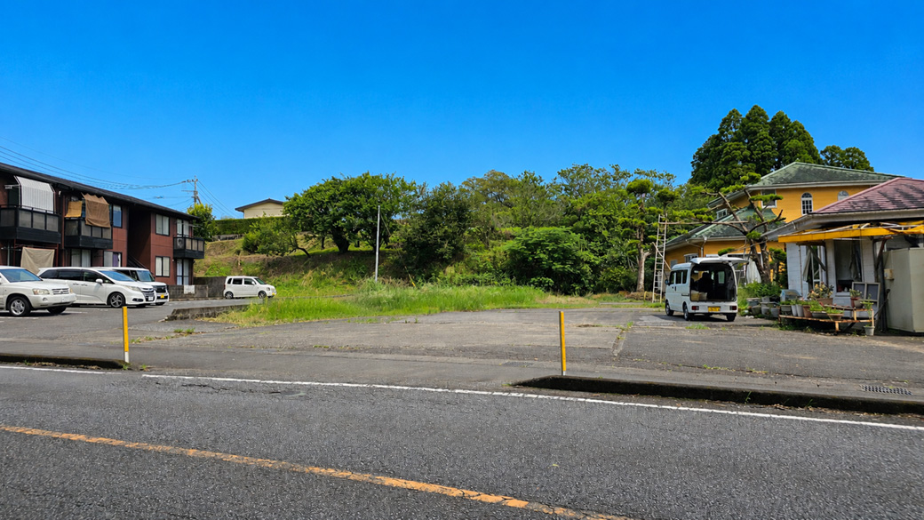 前面道路から敷地全体の広がりをゆったり見渡せる開放的な眺めです。